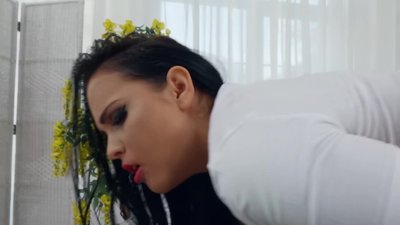 Czech raven-haired Jennifer Mendez comes up with the idea of seducing landlord Jordi El Nino Polla after realizing that she has no money to pay rent.